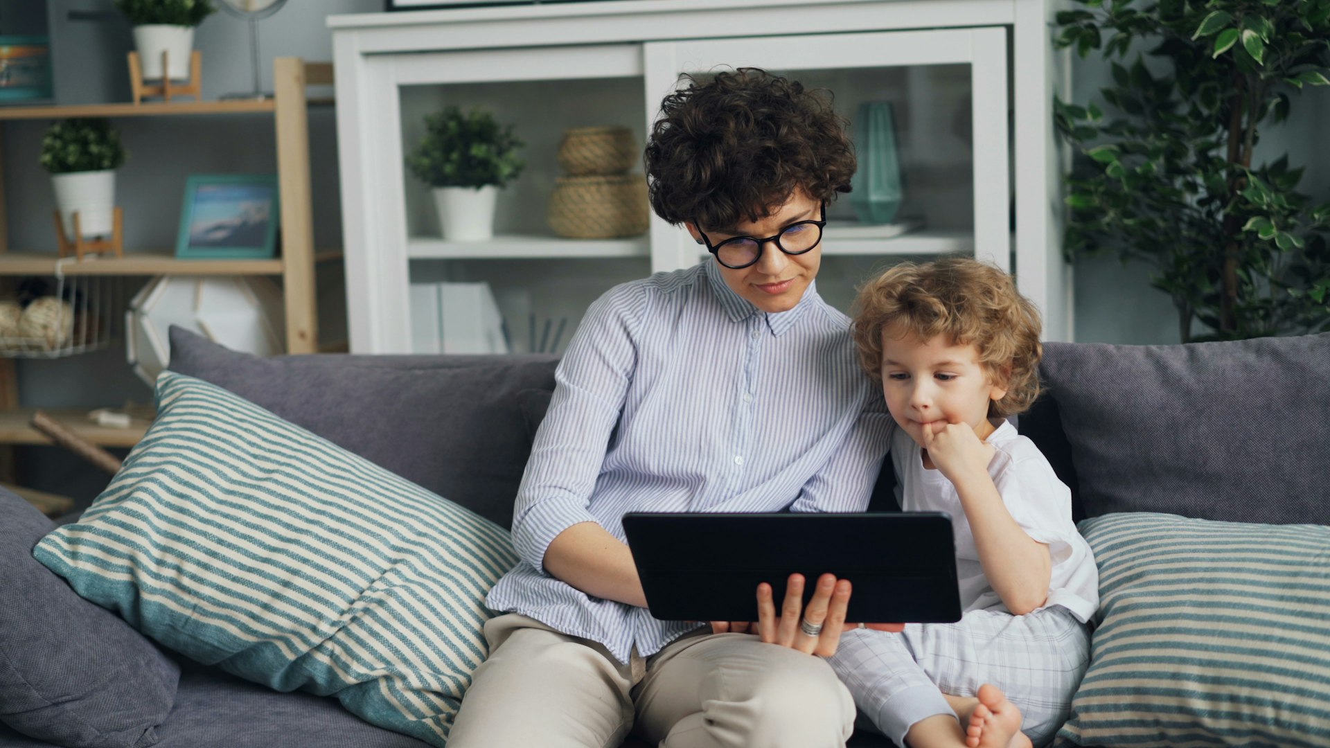 Navigating Modern Parenting: Overcoming Digital Age Challenges for Families