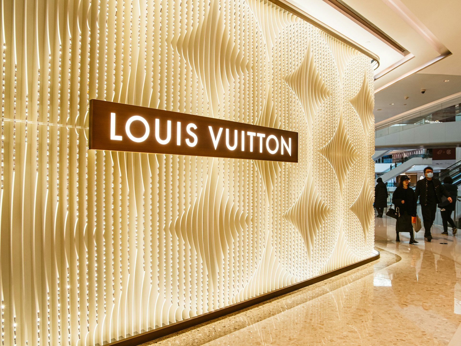 Your Guide to Sourcing Luxury Travel Fashion Online: Where Style Meets Adventure